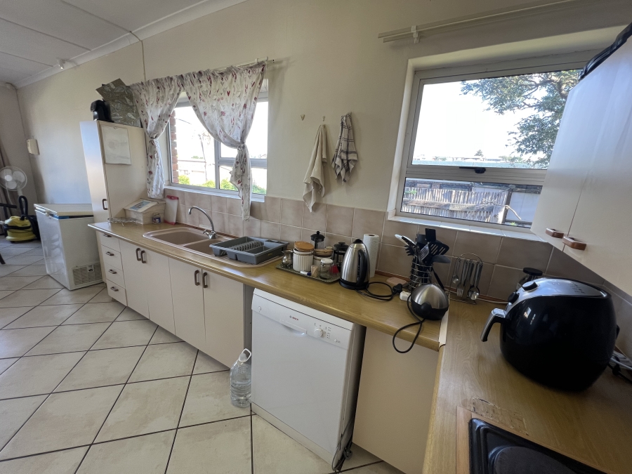4 Bedroom Property for Sale in Wavecrest Eastern Cape